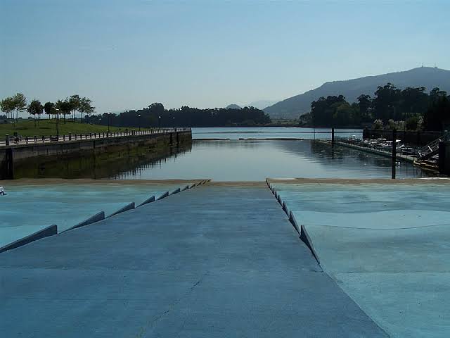 Piscina natural de agua salada de Punta Playas en Maliaño, con la bahía de Santander al fondo