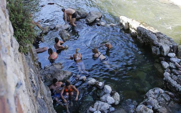 Poza de piedra en el río Deva junto al puente del Balneario de la Hermida, con el desfiladero encajonado al fondo