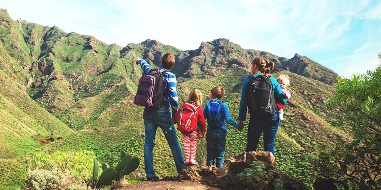 Ruta de senderismo fácil en familia por Cantabria, paisaje verde de interior