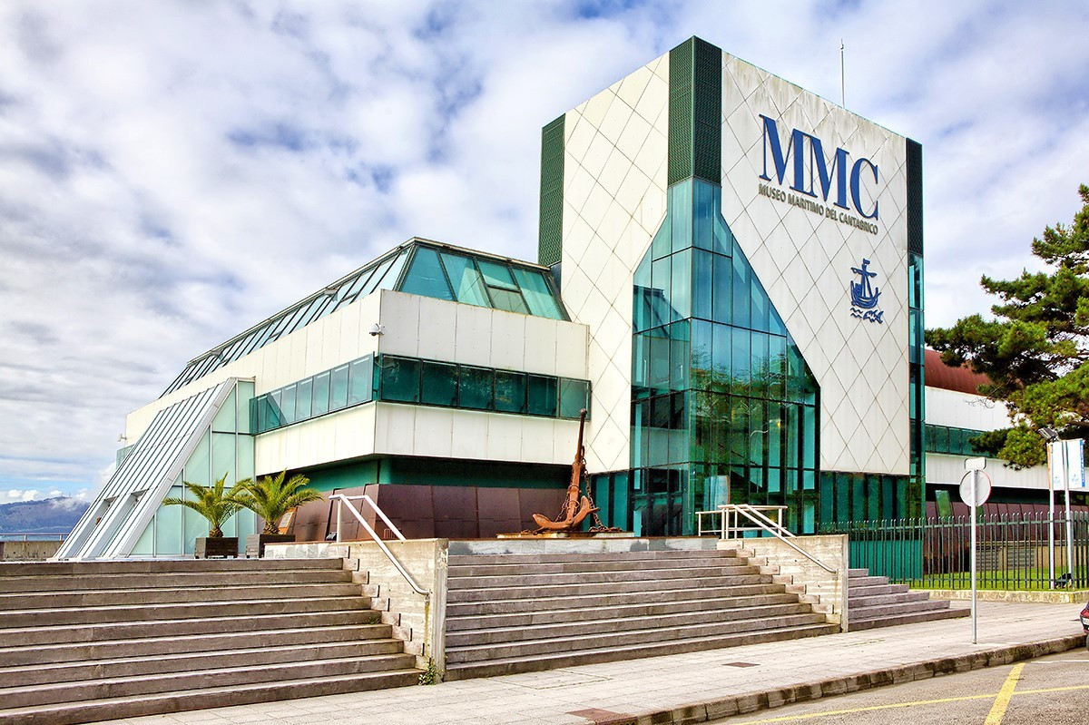 Fachada del Museo Marítimo del Cantábrico junto al Palacio de Festivales, con el acuario visible desde el exterior