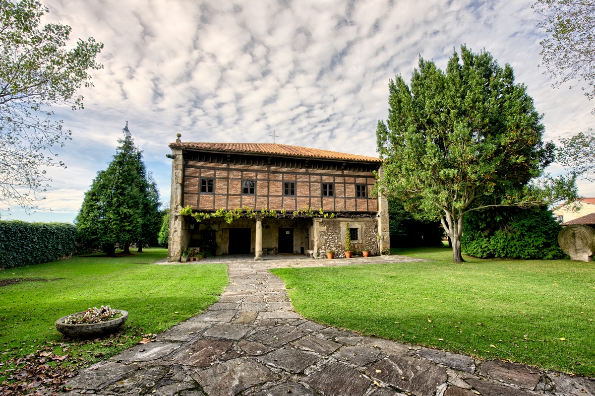 Carro de bueyes y aperos de labranza tradicionales expuestos en el Museo Etnográfico de Cantabria en Muriedas