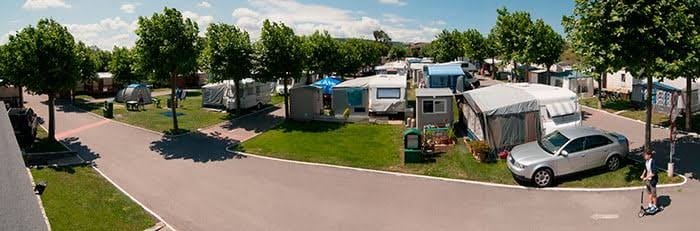 Entrada y fachada de Camping Playa de Ajo en Bareyo, con parcelas para autocaravanas.