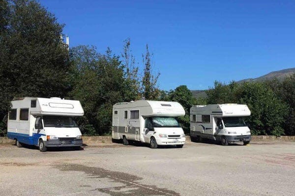Área municipal de autocaravanas de Argoños junto al camping del pueblo, vista diurna.