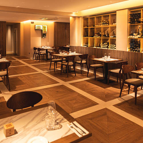 Interior íntimo y cálido del restaurante Querida Margarita, en el centro de Santander