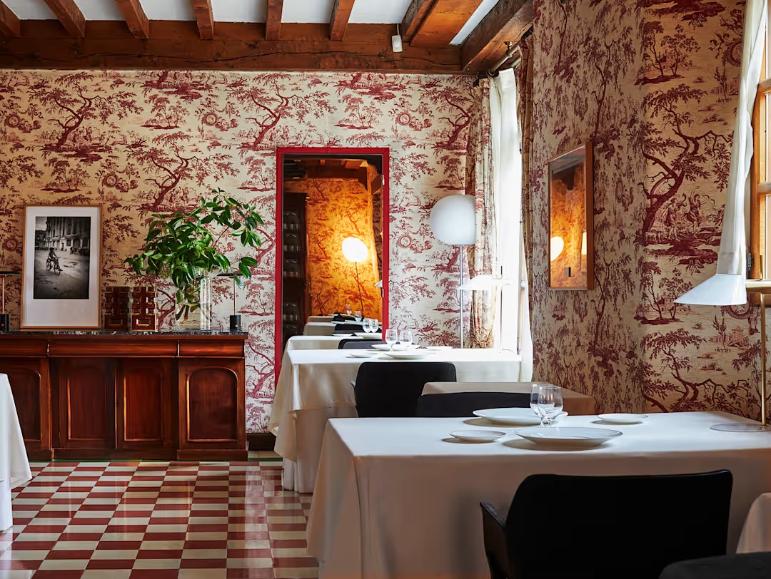 Comedor de la casa-palacio del restaurante Cenador de Amós en Villaverde de Pontones