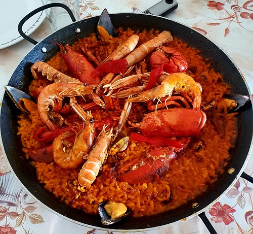 Terraza del restaurante Pombera frente a la playa de Ris, en Noja