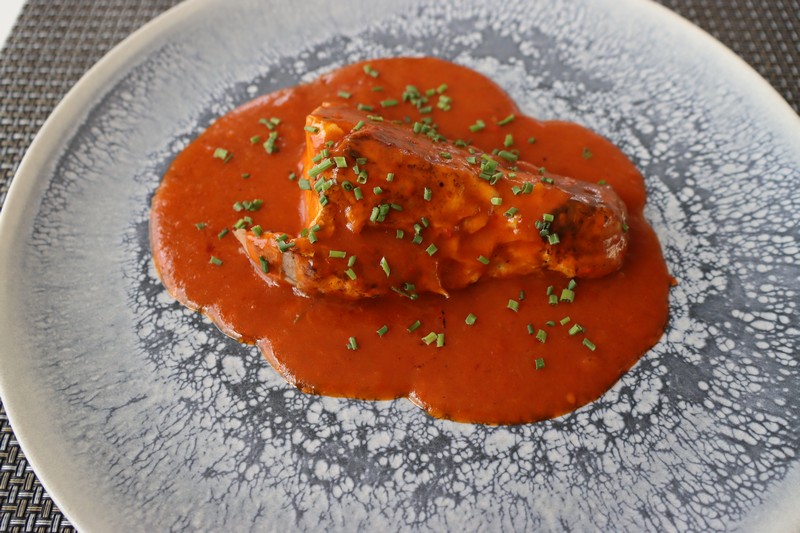 Plato de bonito del norte marinado o en tataki, elaboración del Restaurante Alameda en Meruelo