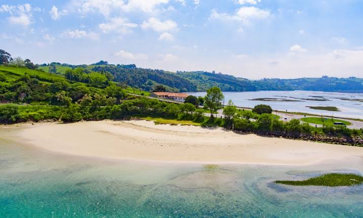 Playa de La Maza en San Vicente de la Barquera, pequeño arenal dentro del estuario de Oyambre