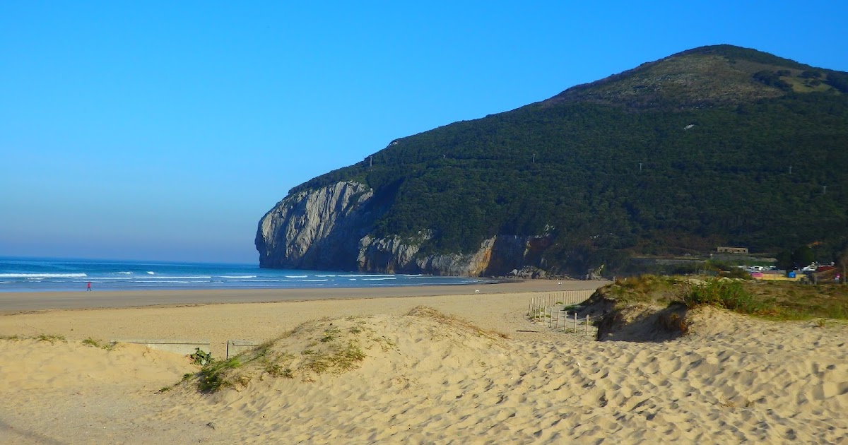 Playa de Berria en Santoña, arenal extenso con dunas y el monte Buciero al fondo