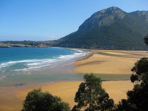 Playa de Muelle Oriñón en Castro-Urdiales, arena junto a la desembocadura del río Agüera