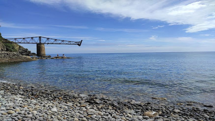 Cala de Cargadero Mioño en Castro-Urdiales, cantos rodados y oleaje entre acantilados