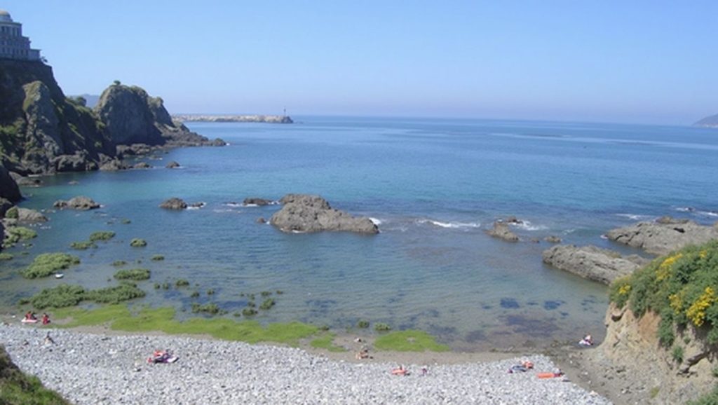 Playa de Arcisero en Castro-Urdiales, cala de roca encajada entre acantilados