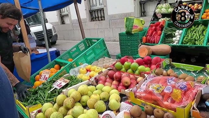 Puesto de fruta y verdura en un mercadillo semanal de la costa de Trasmiera, Cantabria