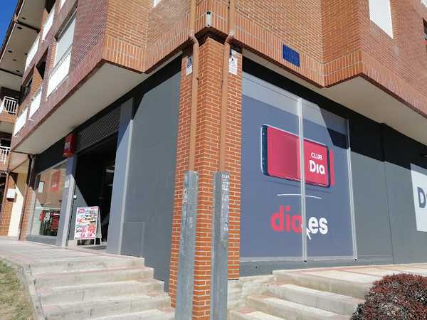 Fachada exterior del supermercado Dia en Ajo, con el rótulo de la tienda visible