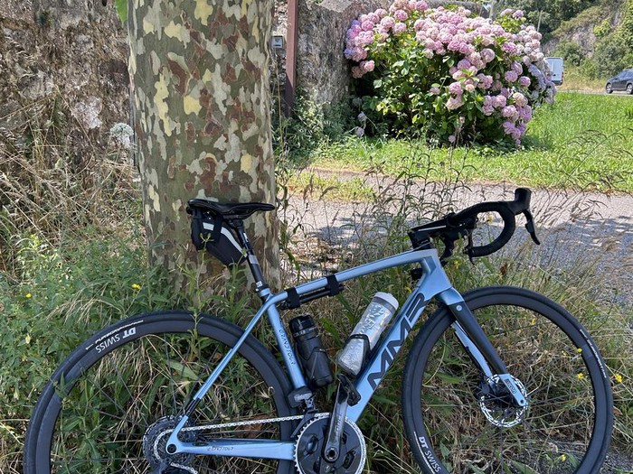 Pasaje cruzando en lancha la bahía de Santander desde Somo, con la ciudad y la península de la Magdalena al fondo, mar en calma.