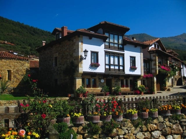 Terraza de la Posada Lamadrid en Cahecho con vistas al macizo central de los Picos de Europa