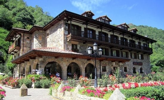 Comedor del Restaurante del Oso en Cosgaya con vistas al valle de Liébana