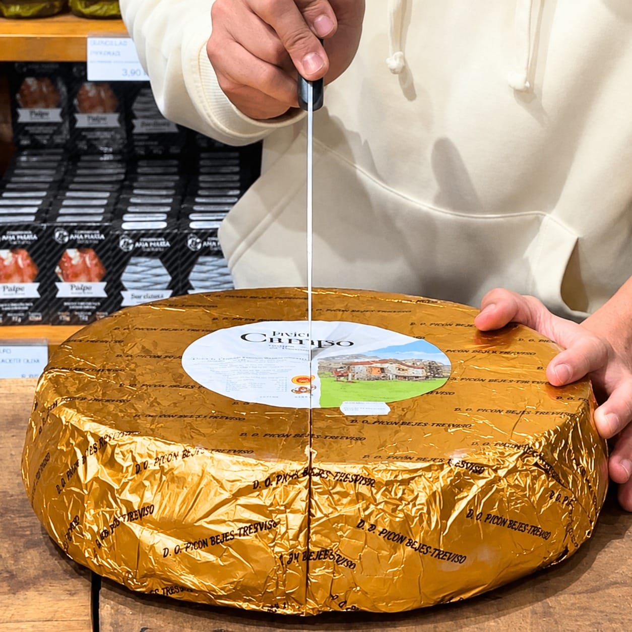 Tabla de degustación con trozos de queso Picón Bejes-Tresviso, miel y nueces, en primer plano