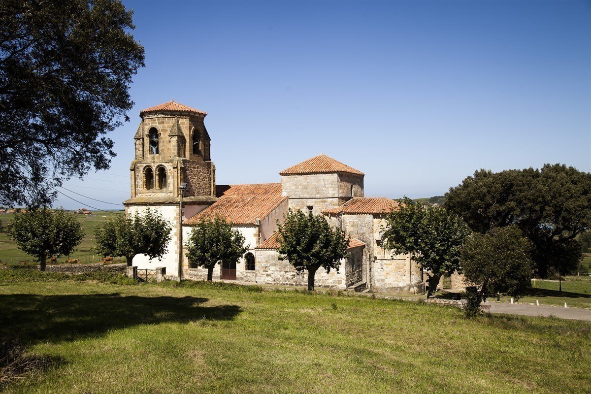 Vista general del pueblo de Bareyo con la iglesia de Santa María al fondo, luz de tarde