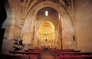 Fachada y ábside de la iglesia románica de Santa María de Bareyo, día soleado