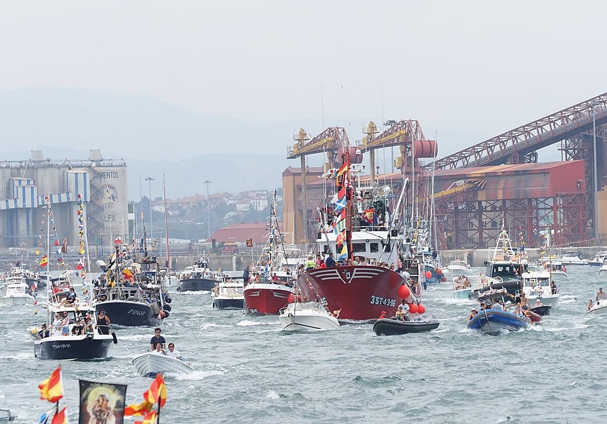 Procesión marítima de la Virgen del Carmen con barcas engalanadas en la bahía de Santander