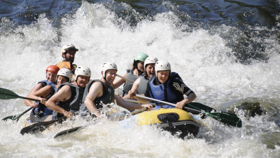 Grupo de amigos preparándose para una actividad de aventura al aire libre cerca de Bareyo.