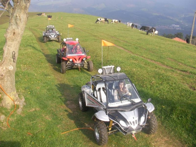 Buggy de dos plazas en una ruta forestal de Voto Aventura en Bádames.