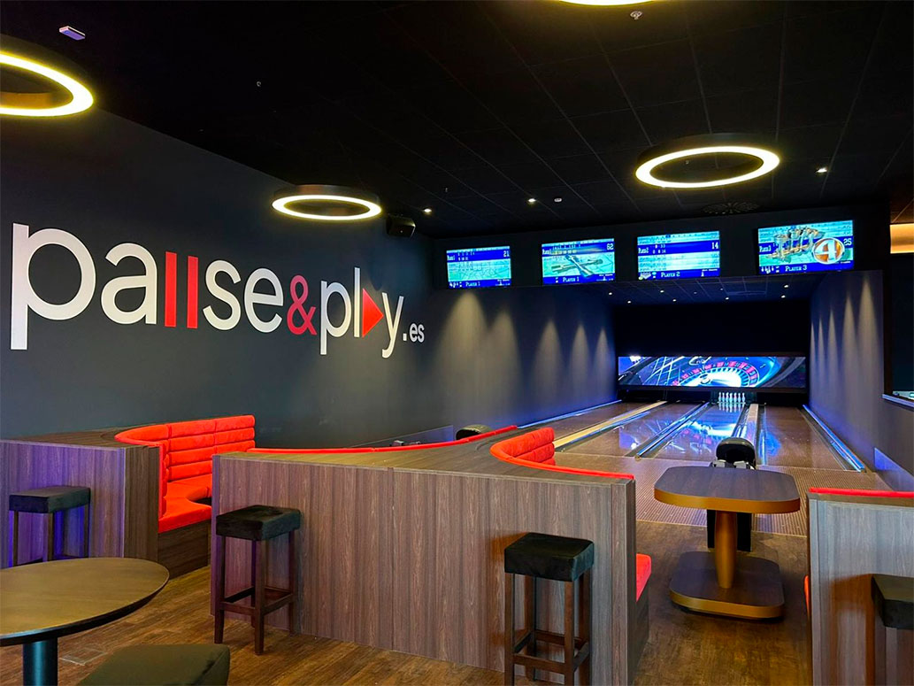 Pista de bolos y zona de karaoke de Pause&Play en el centro comercial Bahía Real.