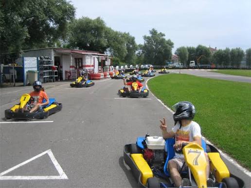 Pista de karts del circuito Karting Los Molinos en Noja con varios karts en carrera.