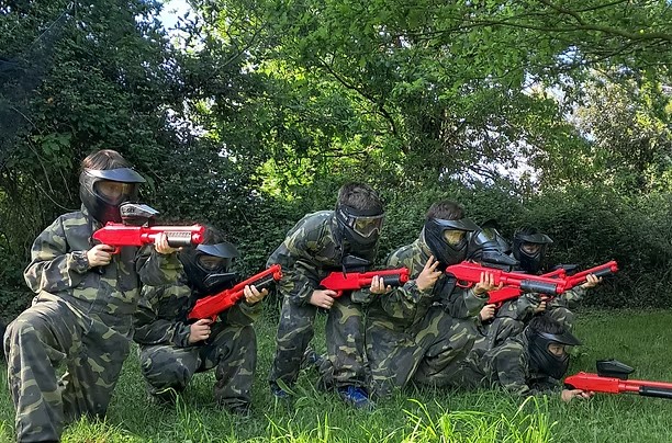 Campo de paintball al aire libre de Loredo Aventura con jugadores equipados.