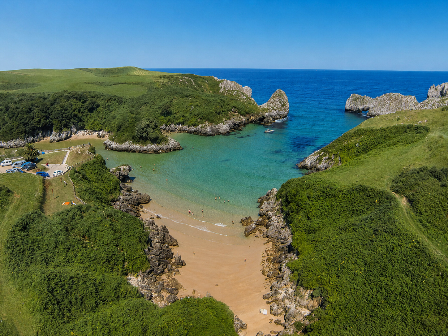 Vista general de la cala de Berellín desde el mirador, roca kárstica y mar, luz de mañana.