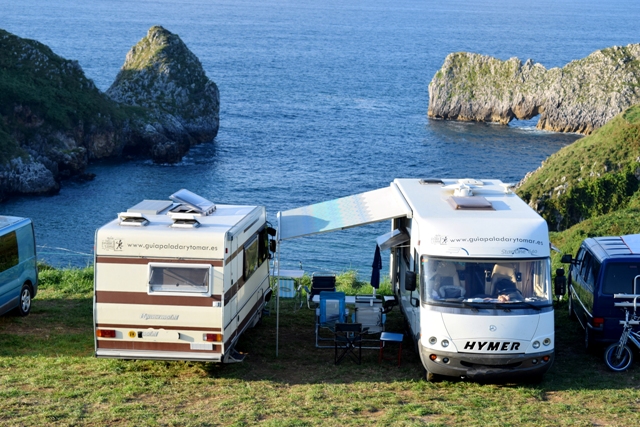 Zona de aparcamiento para furgonetas y autocaravanas junto al acceso a la playa.