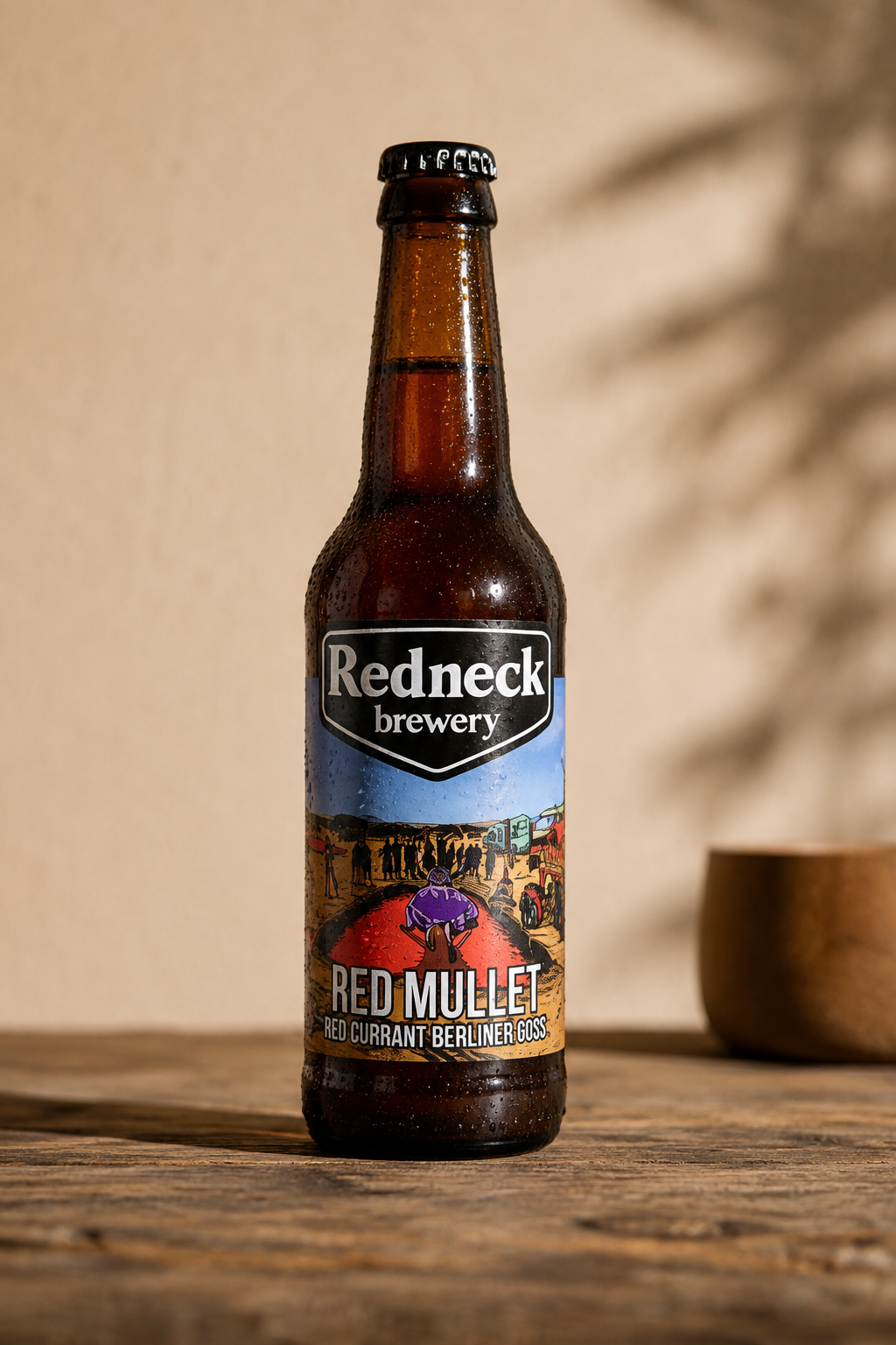 Nave industrial con maquinaria de elaboración de cerveza artesana en Redneck Brewery, Reocín