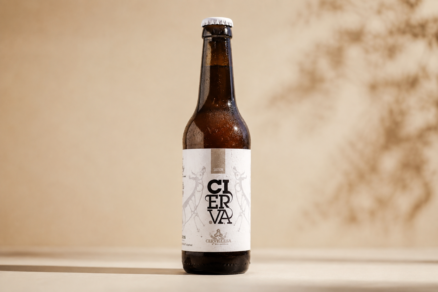 Botella y copa de cerveza La Cierva de Cerveceros del Asón sobre una mesa de madera, ambiente de obrador