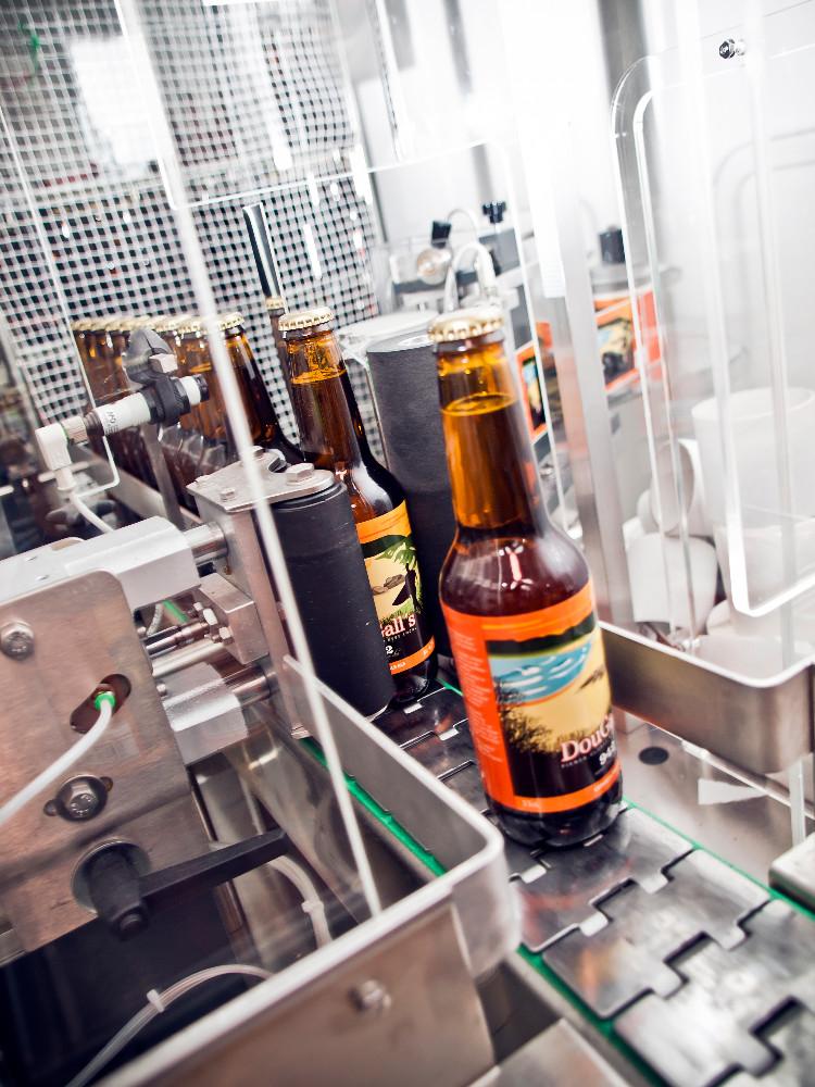 Interior de la fábrica de Dougall's Brewery en Liérganes con tanques de fermentación o cata de cervezas artesanas