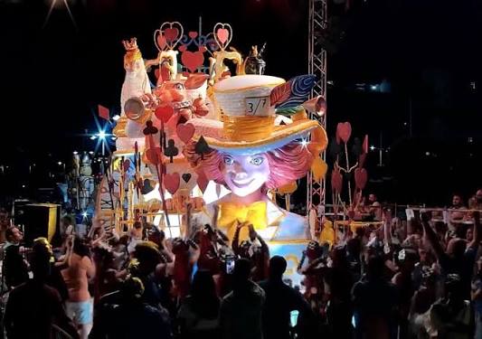 Foto nocturna del desfile de carrozas del Coso Blanco en el parque de Amestoy de Castro-Urdiales, con confeti y serpentinas, primer viernes de julio.