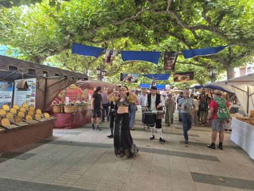 Calle del centro histórico de Torrelavega cortada al tráfico con gente paseando, de camino a la Plaza José María González Trevilla