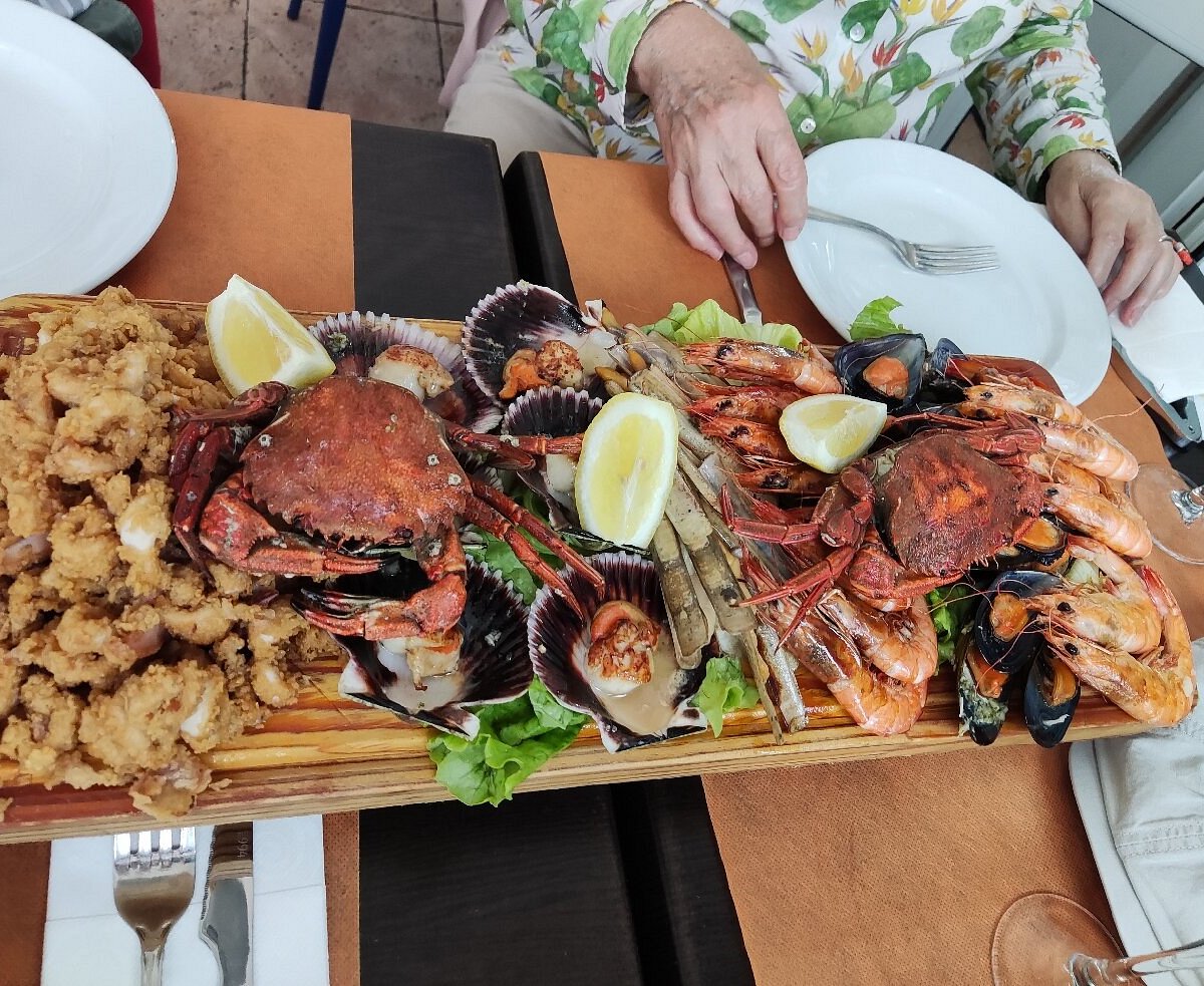 Mariscada completa servida en La Villa Marisquería, Noja