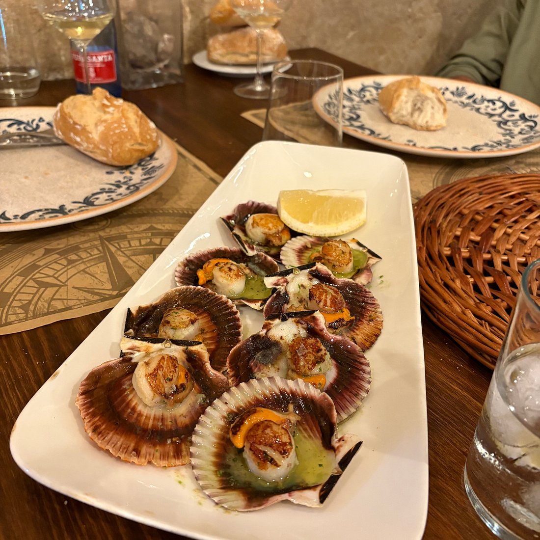 Interior decorado como cueva marina de La Gruta de José, Santander
