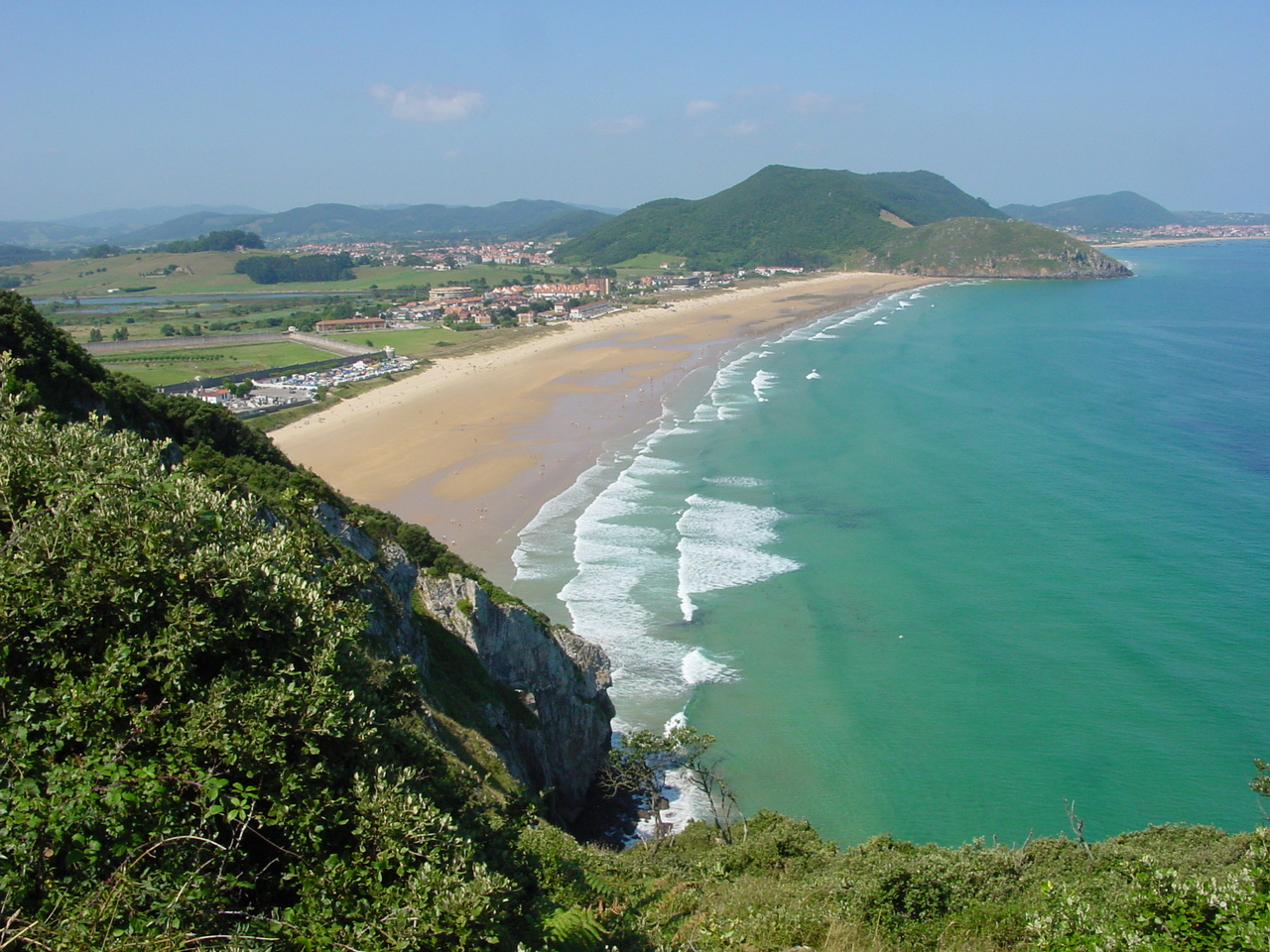 Vista del mar Cantábrico desde la costa de Santoña, cerca de la playa de Berria