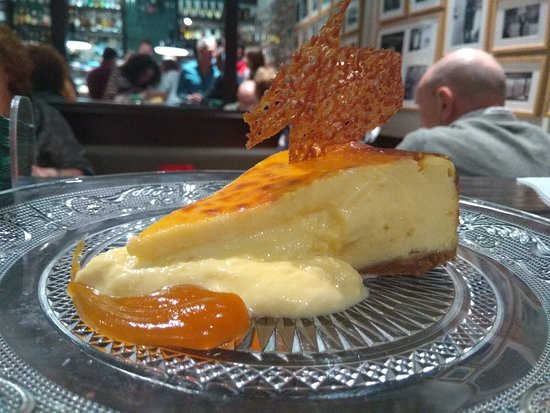 Ración de tarta de queso templada y tostada por encima en el comedor clásico de Cañadío, Santander.