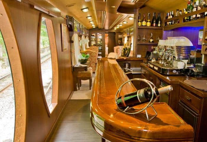 Interior del coche restaurante del Tren Transcantábrico con la mesa dispuesta para el almuerzo
