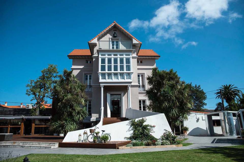 Fachada de la casona indiana de La Casona del Judío en Santander