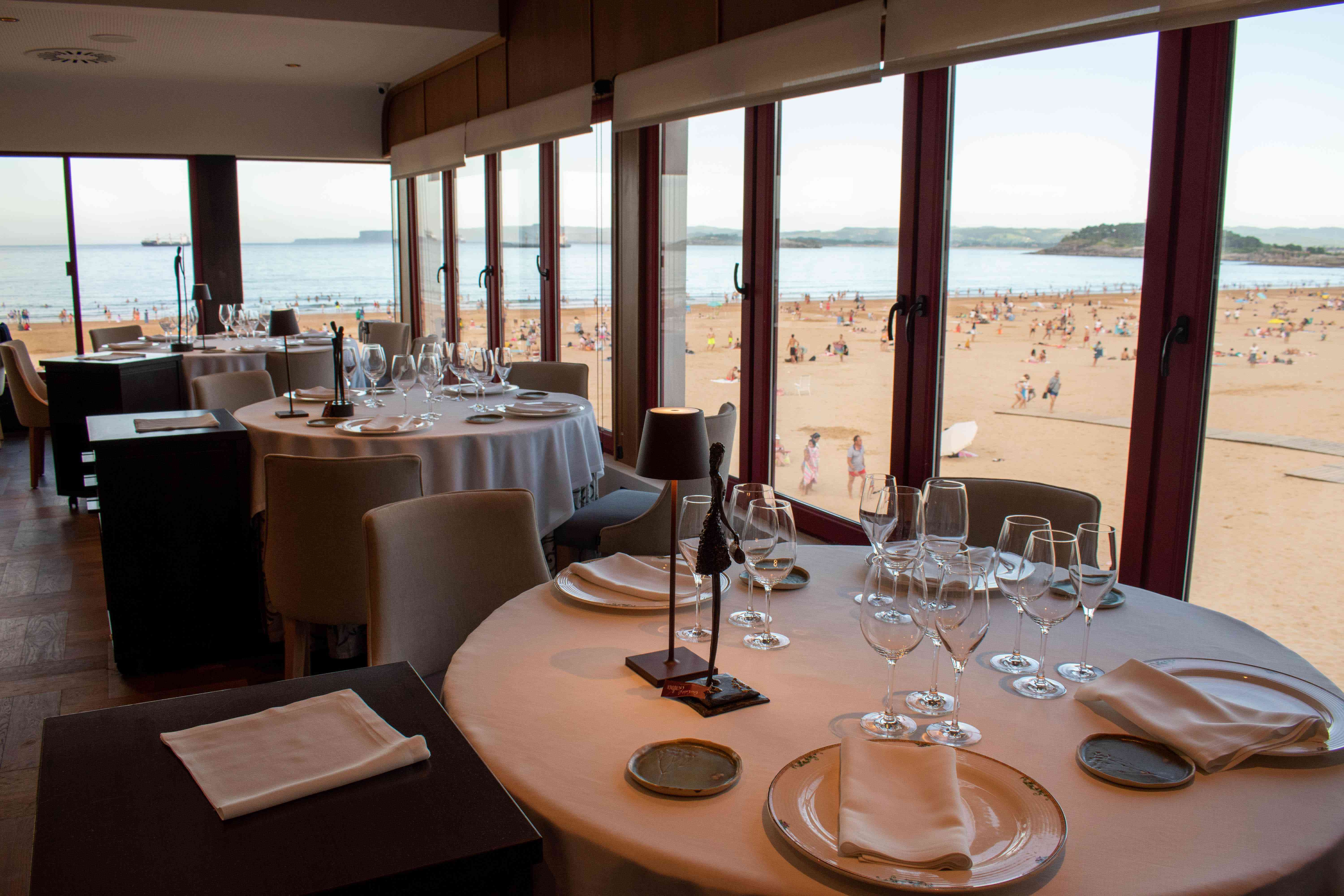 Comedor de El Serbal con vistas a la playa del Sardinero