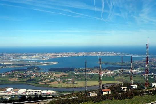 Vista panorámica de la bahía de Santander desde el mirador de Peña Cabarga al atardecer