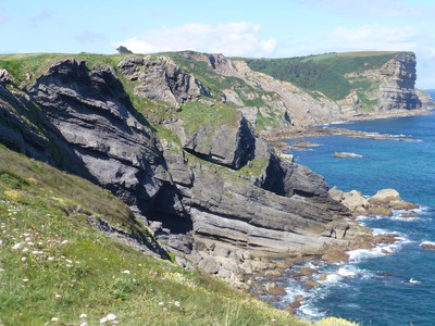 Sendero costero entre Cuberris y Antuerta con vistas al mar desde el acantilado, mañana despejada