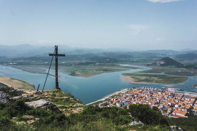 Vista desde Punta del Águila en el Monte Buciero con la playa de Berria y la ría de Santoña al fondo
