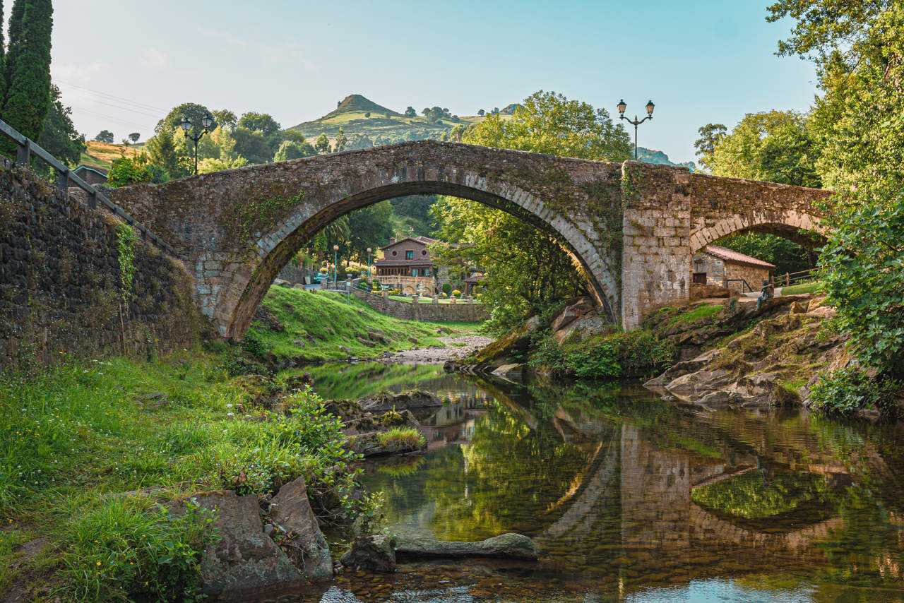 Puente Mayor de Liérganes sobre el río Miera, con la estatua del Hombre Pez