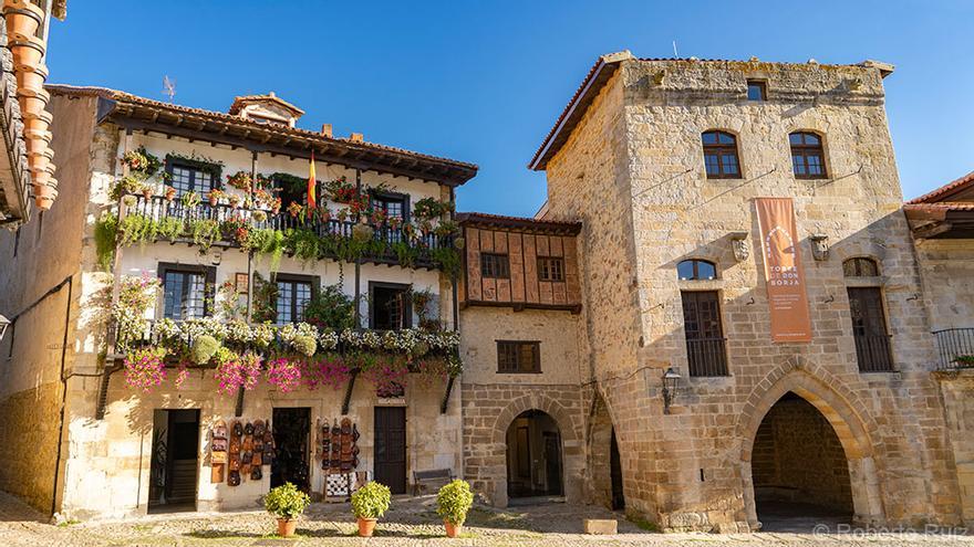 Calle empedrada del casco histórico de Santillana del Mar con casonas de piedra y escudos nobiliarios
