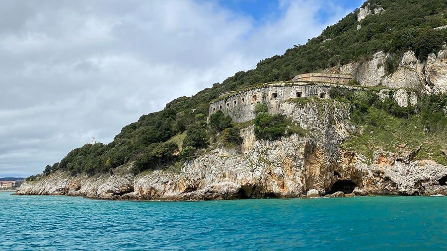 Fuerte de San Martín en Santoña visto desde el paseo marítimo, con el Monte Buciero al fondo